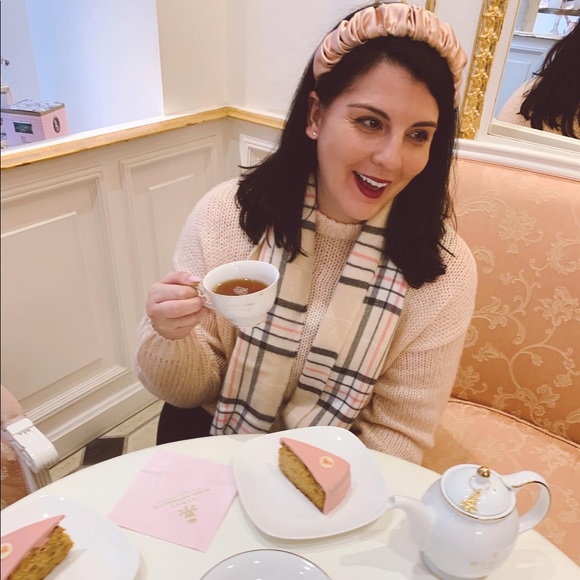 Meet Your Posher, Nicole! Hellllllooooo! - Picture 4 of 14